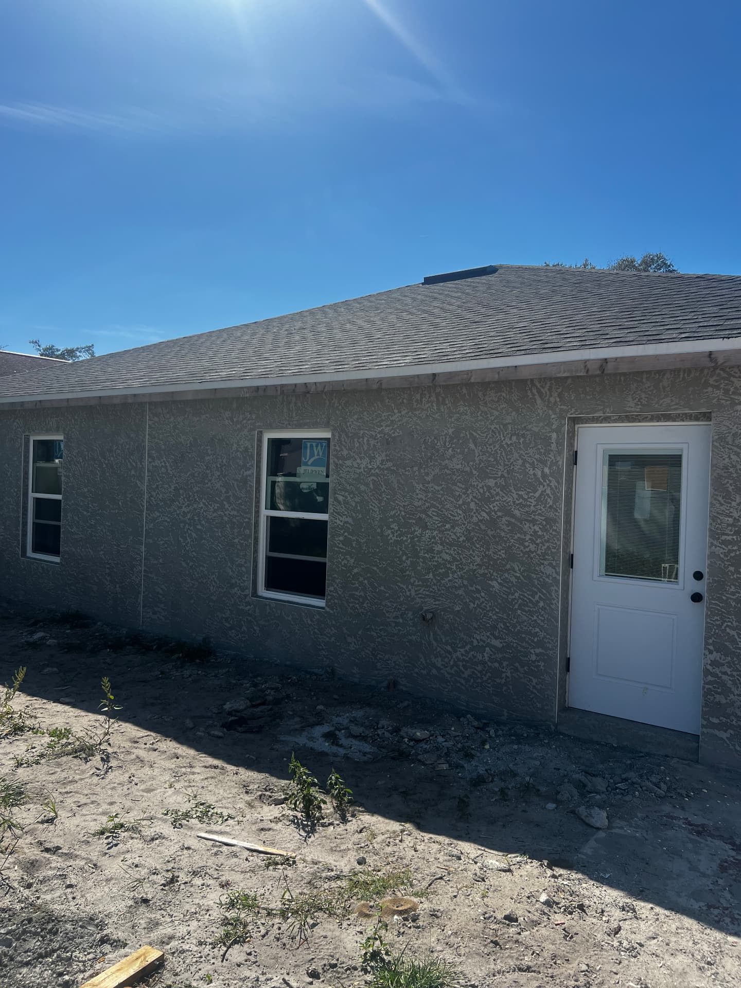 Single story home with knockdown texture stucco finish